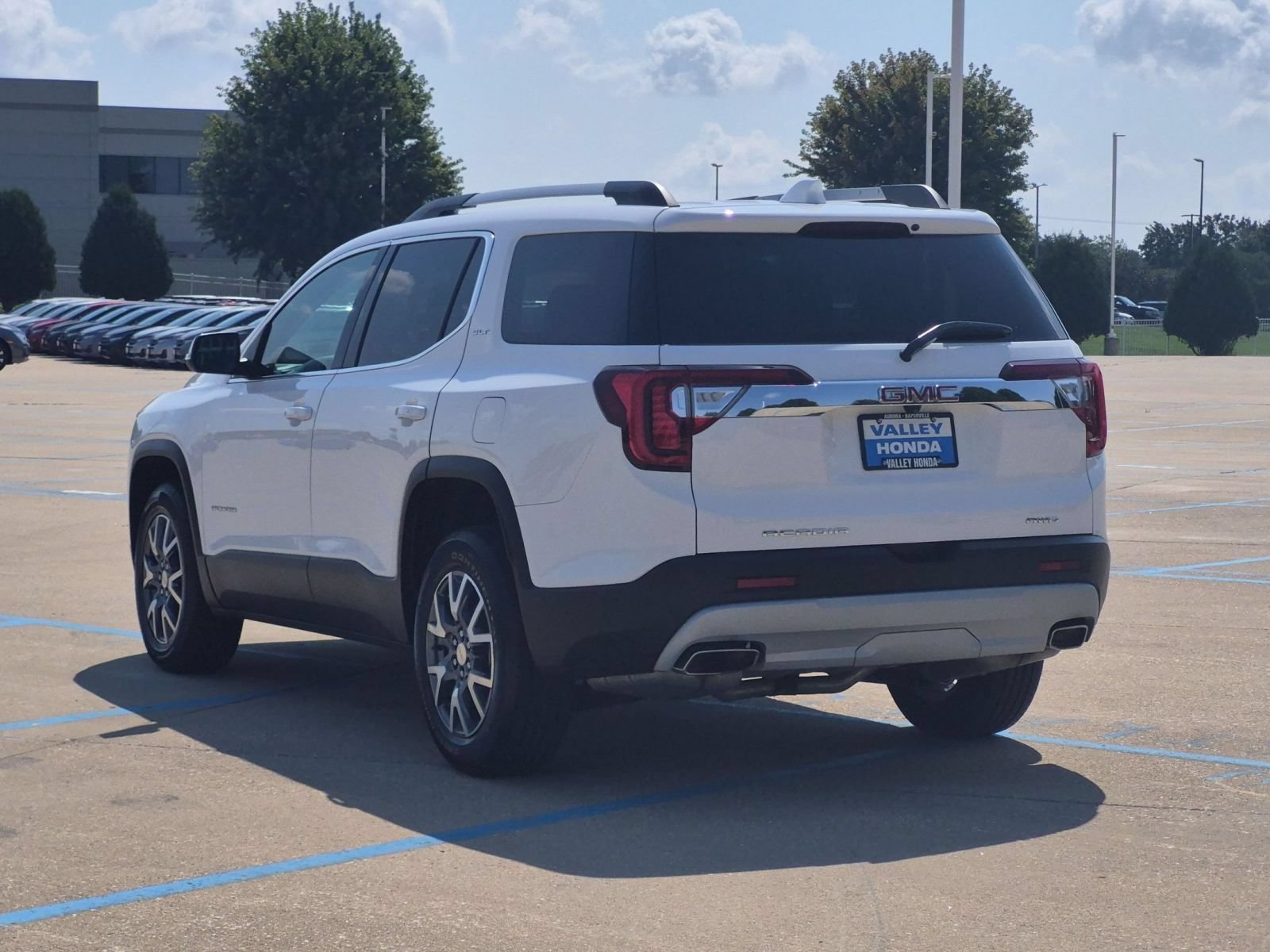 Used 2023 GMC Acadia SLT w/ Preferred Package AWD/4WD image 8