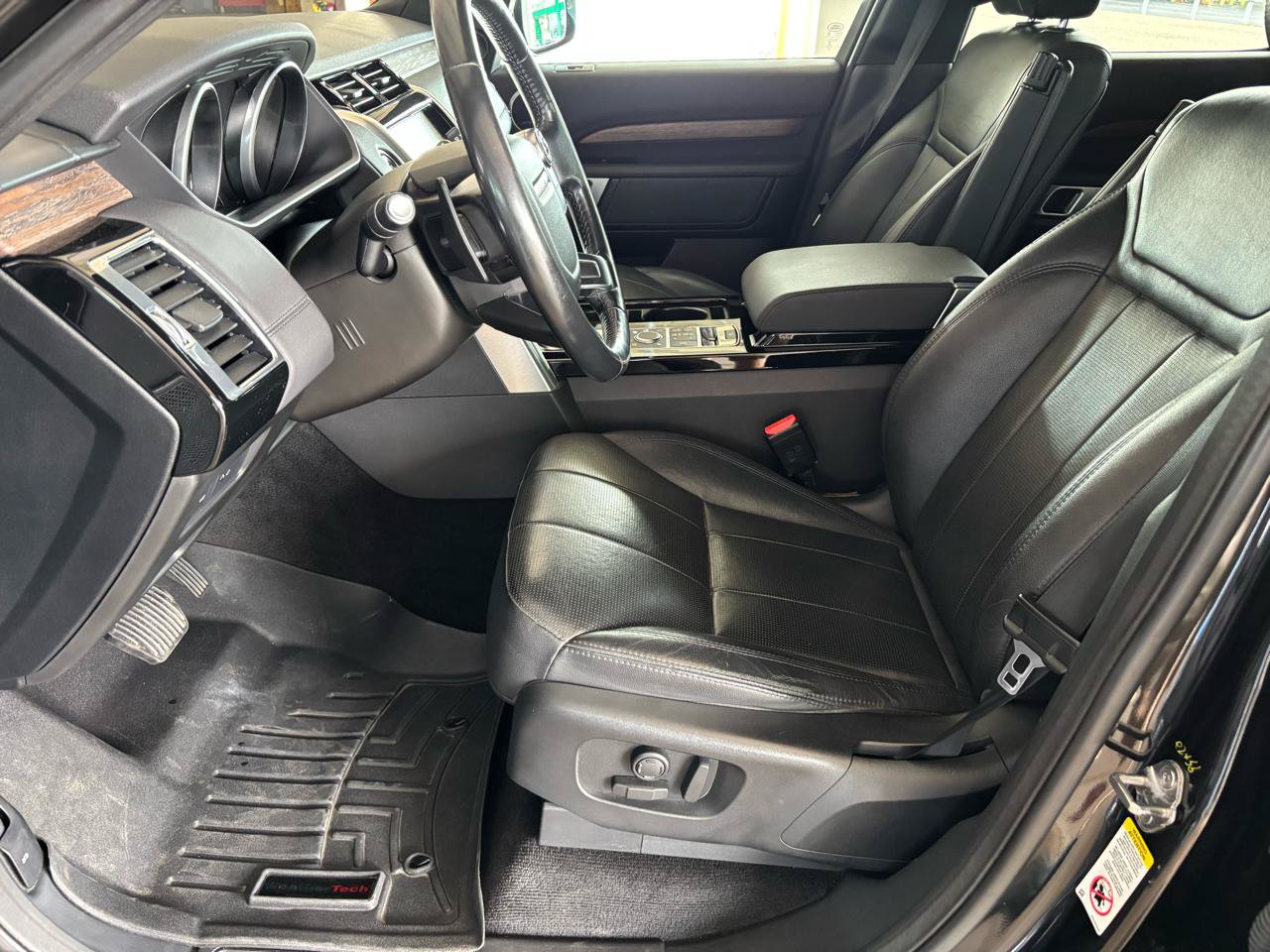 Used 2017 Land Rover Discovery HSE AWD/4WD image 12