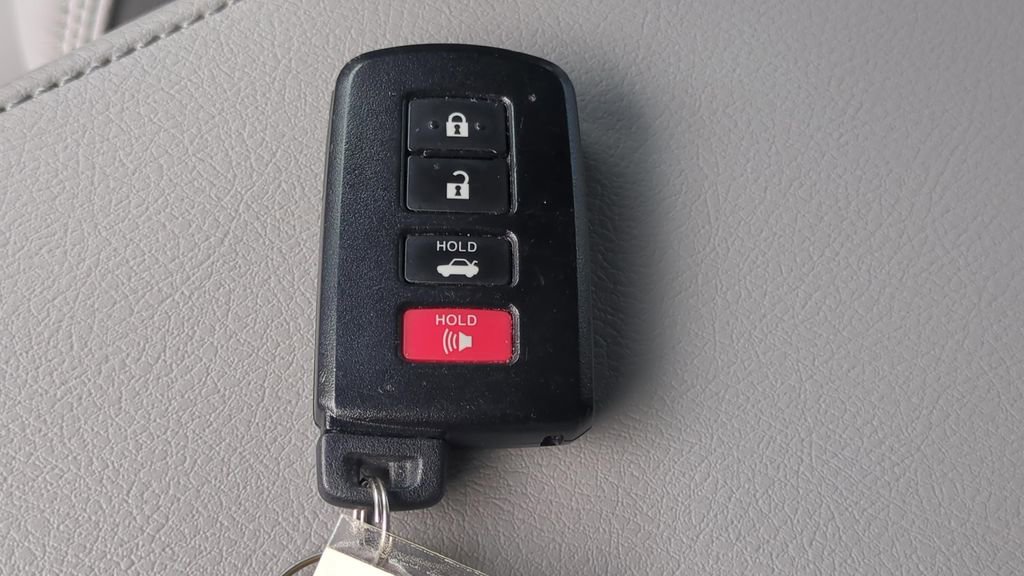 Used 2015 Toyota Camry XLE w/ Moonroof Package FWD image 24
