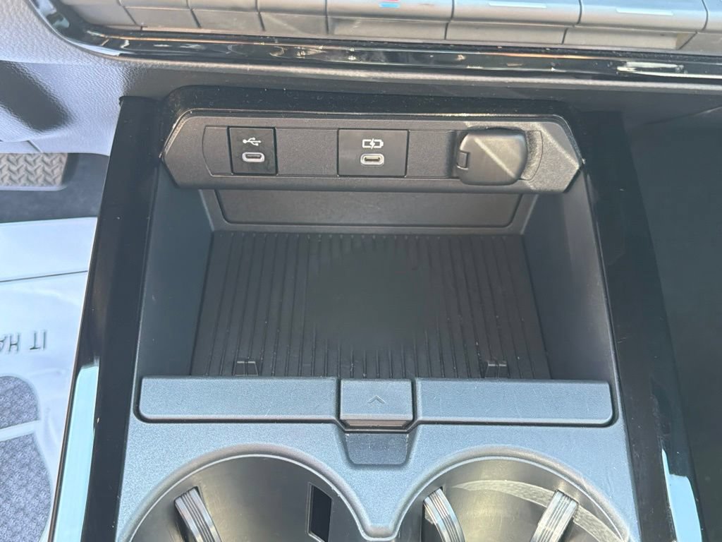 Used 2025 Toyota Prius LE FWD image 19