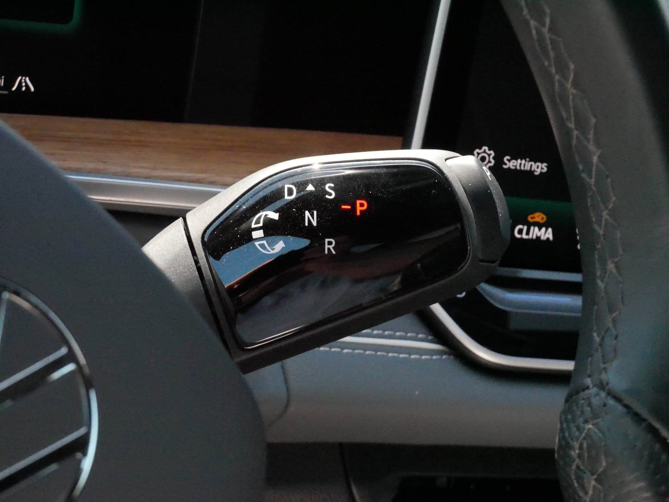 Certified 2025 Volkswagen Tiguan SEL R-Line AWD/4WD image 24