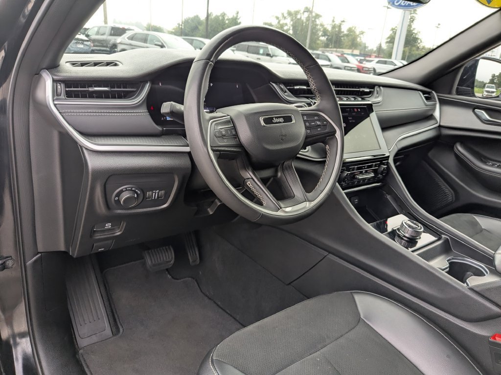 Used 2025 Jeep Grand Cherokee Altitude AWD/4WD image 10