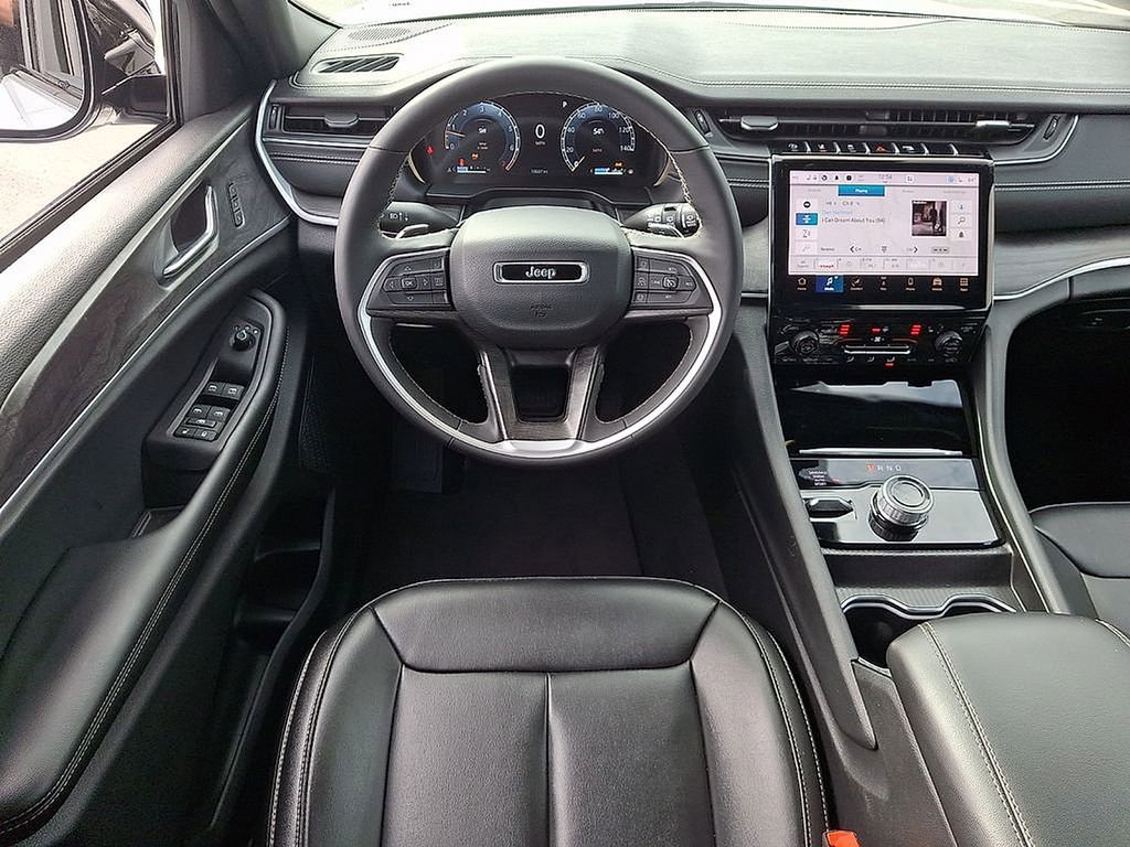 Used 2024 Jeep Grand Cherokee Limited w/ Black Appearance Package image 11