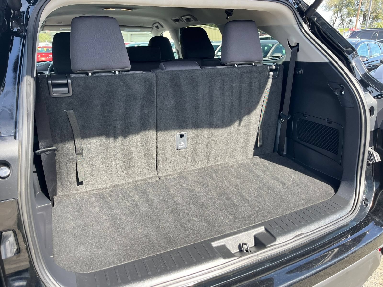 Used 2025 Toyota Highlander LE FWD image 34