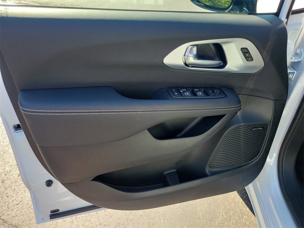 New 2026 Chrysler Pacifica Limited image 16