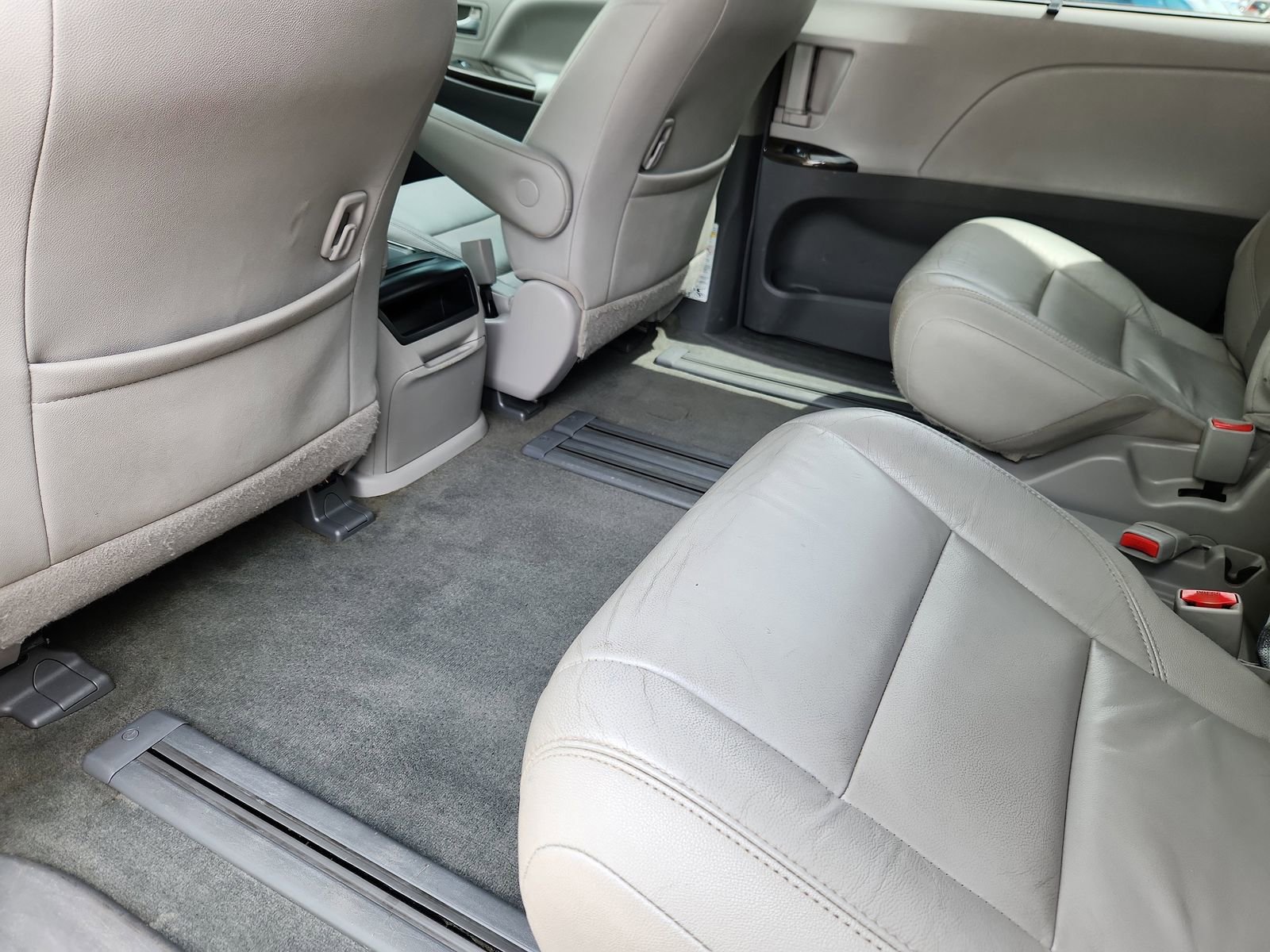 Used 2015 Toyota Sienna XLE FWD image 11