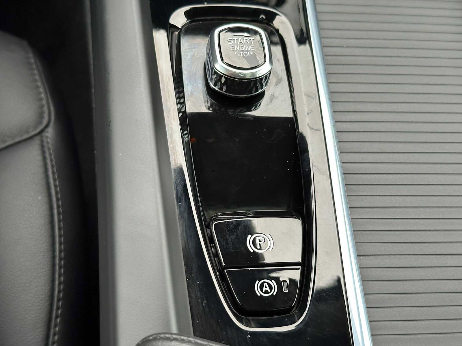 Used 2025 Volvo XC60 B5 Core w/ Protection Package Premier image 31