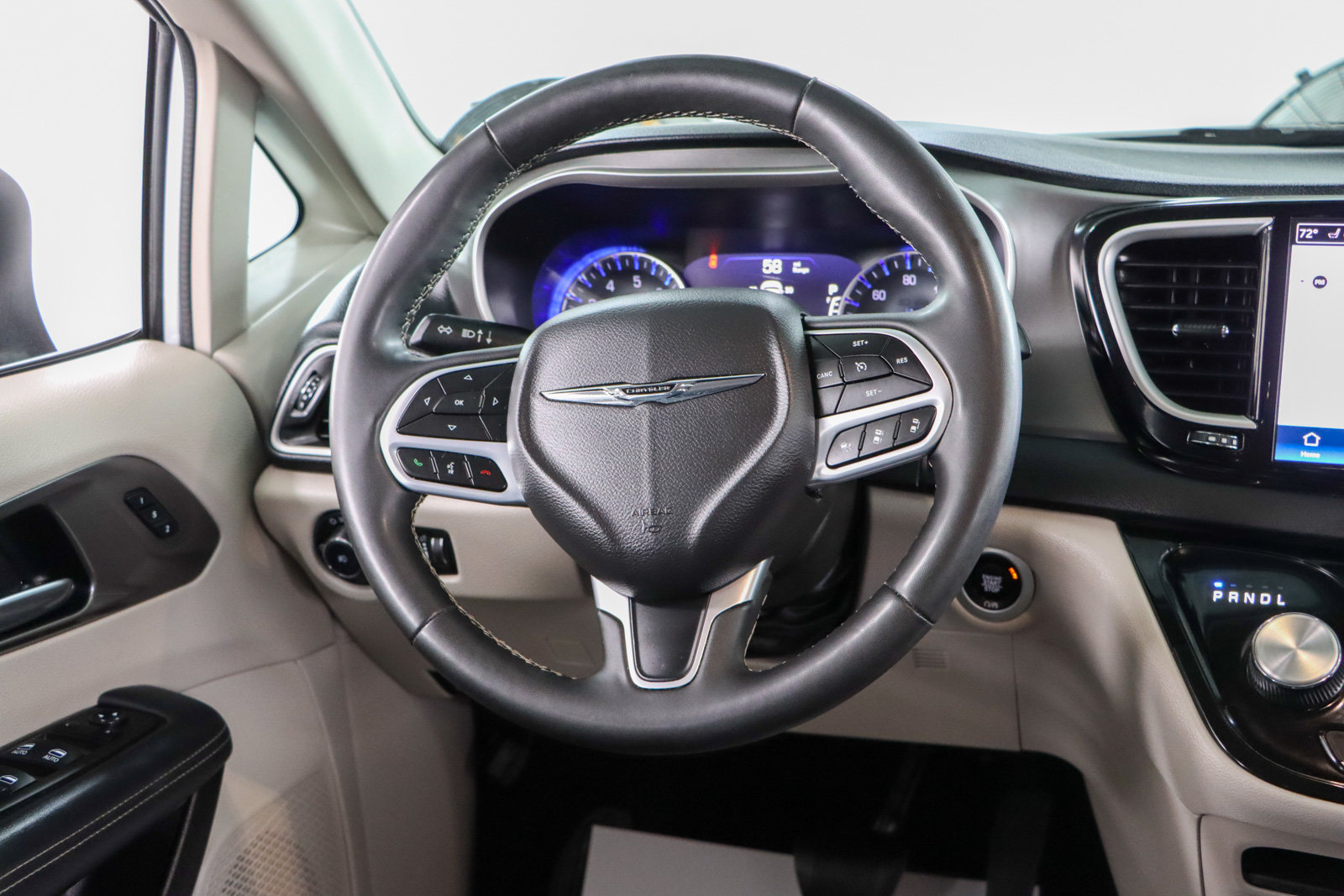 Used 2023 Chrysler Pacifica Touring-L FWD image 12