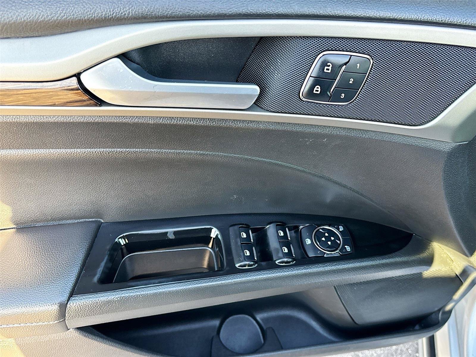 Used 2014 Ford Fusion SE w/ Equipment Group 202A FWD image 16