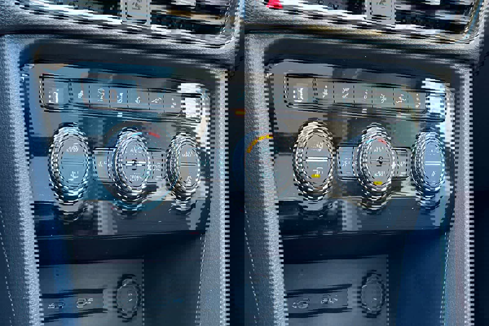 Used 2023 Volkswagen Taos SEL image 23