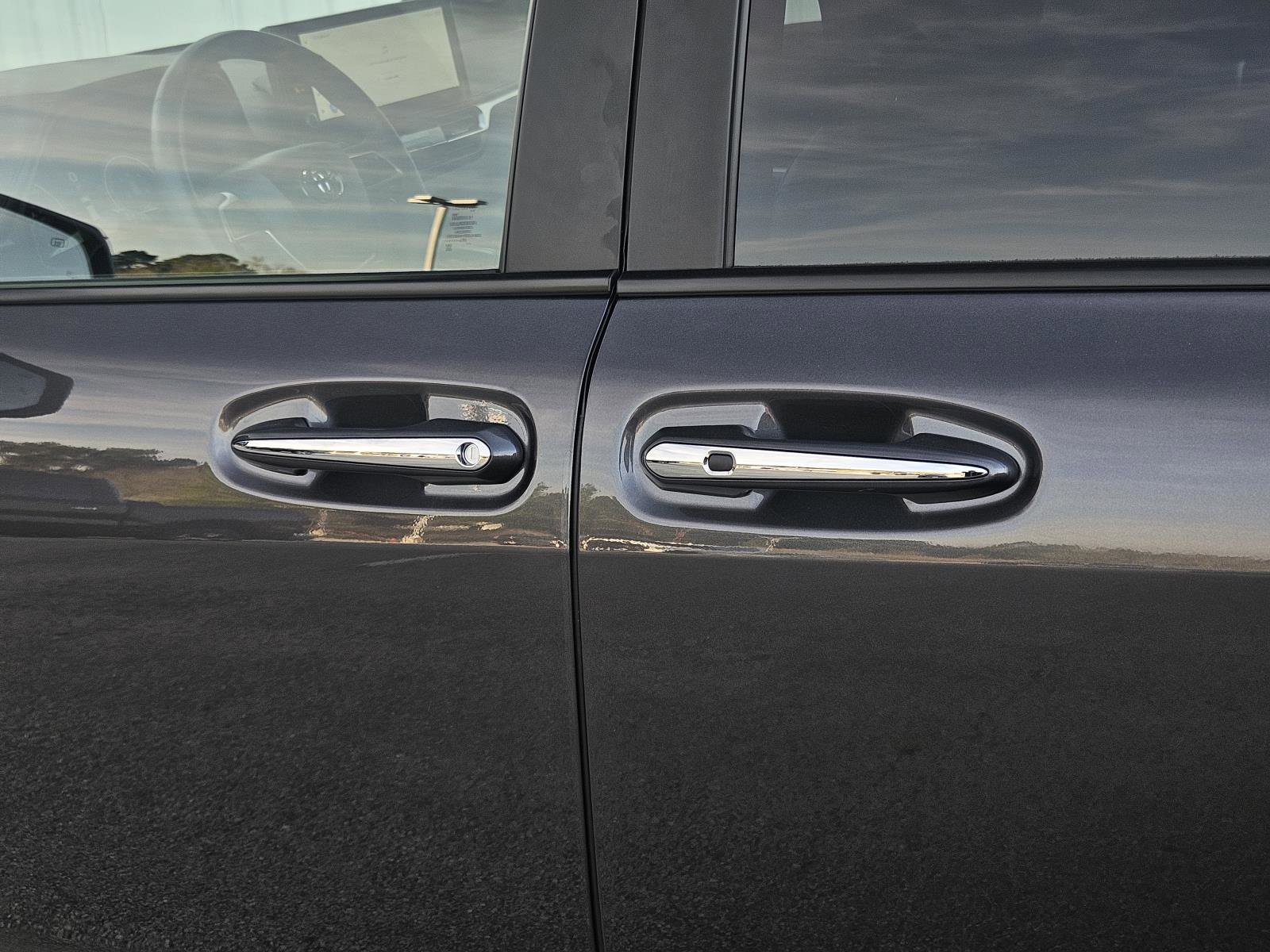 Used 2025 Toyota Sienna Limited image 9