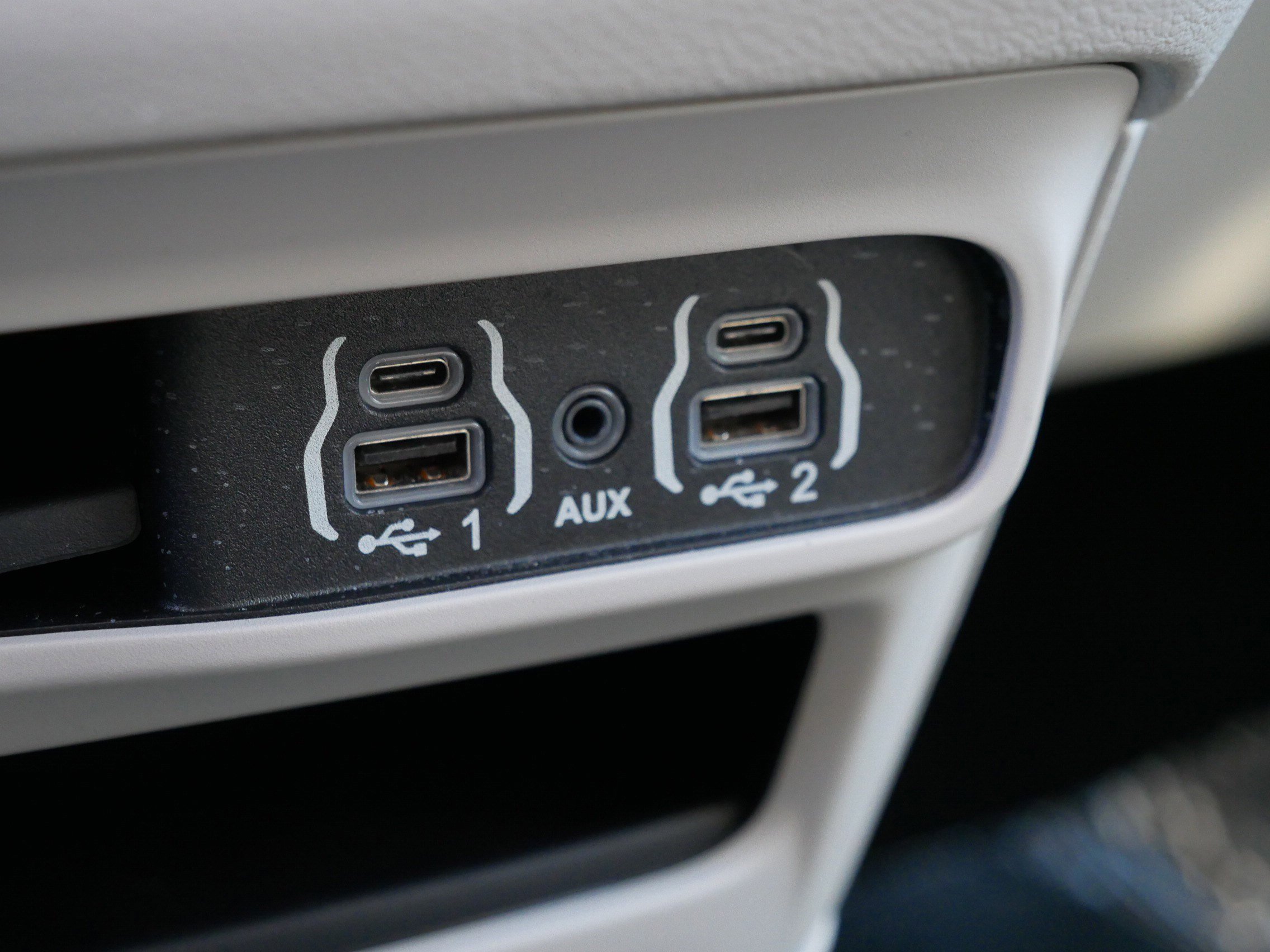 Used 2022 Chrysler Voyager LX image 31