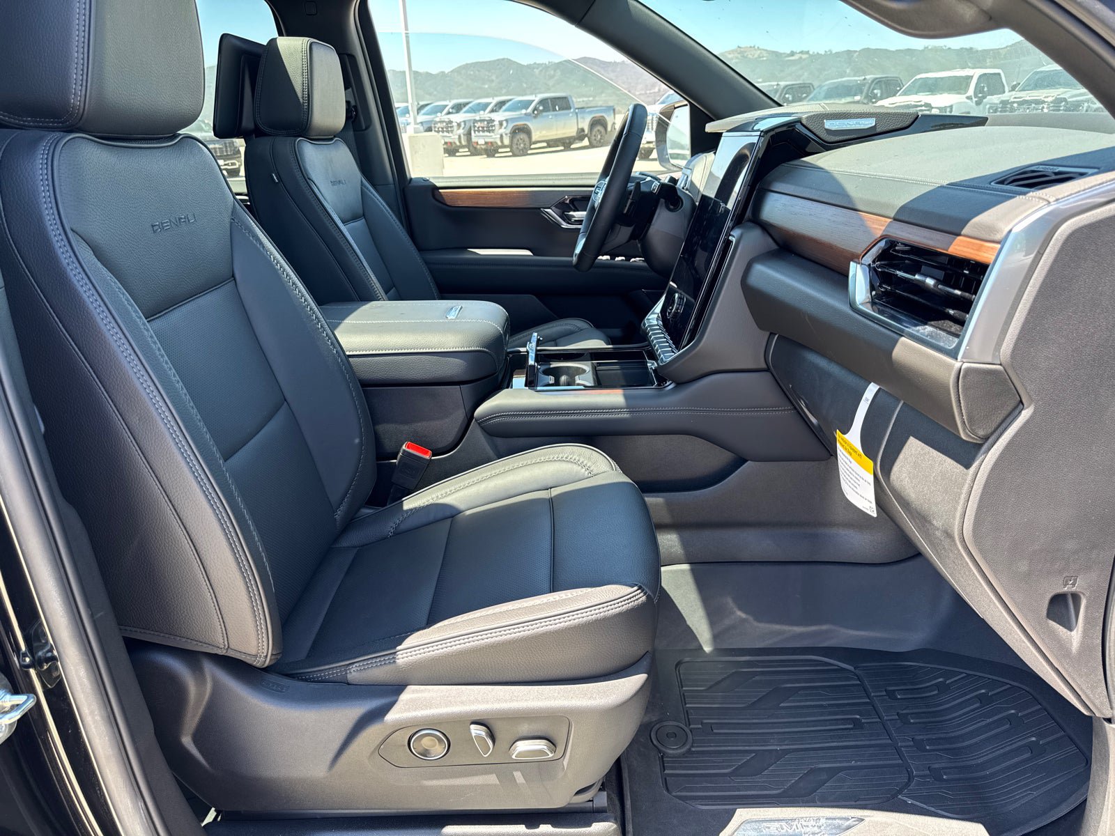 Used 2026 GMC Yukon XL Denali w/ Denali Reserve Package AWD/4WD image 18