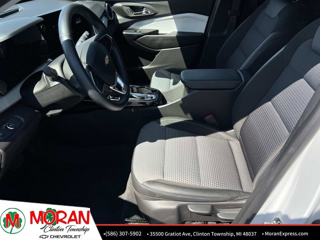 Used 2025 Chevrolet Trax LT w/ Driver Confidence Package FWD image 17