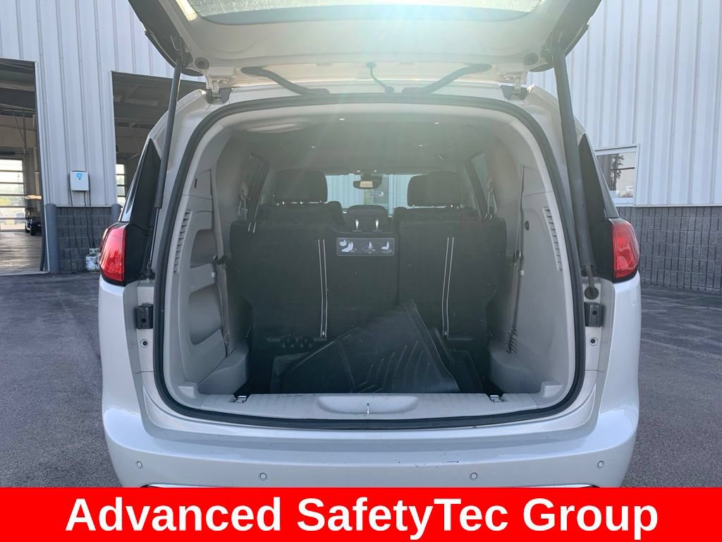 Used 2017 Chrysler Pacifica Touring-L Plus FWD image 9