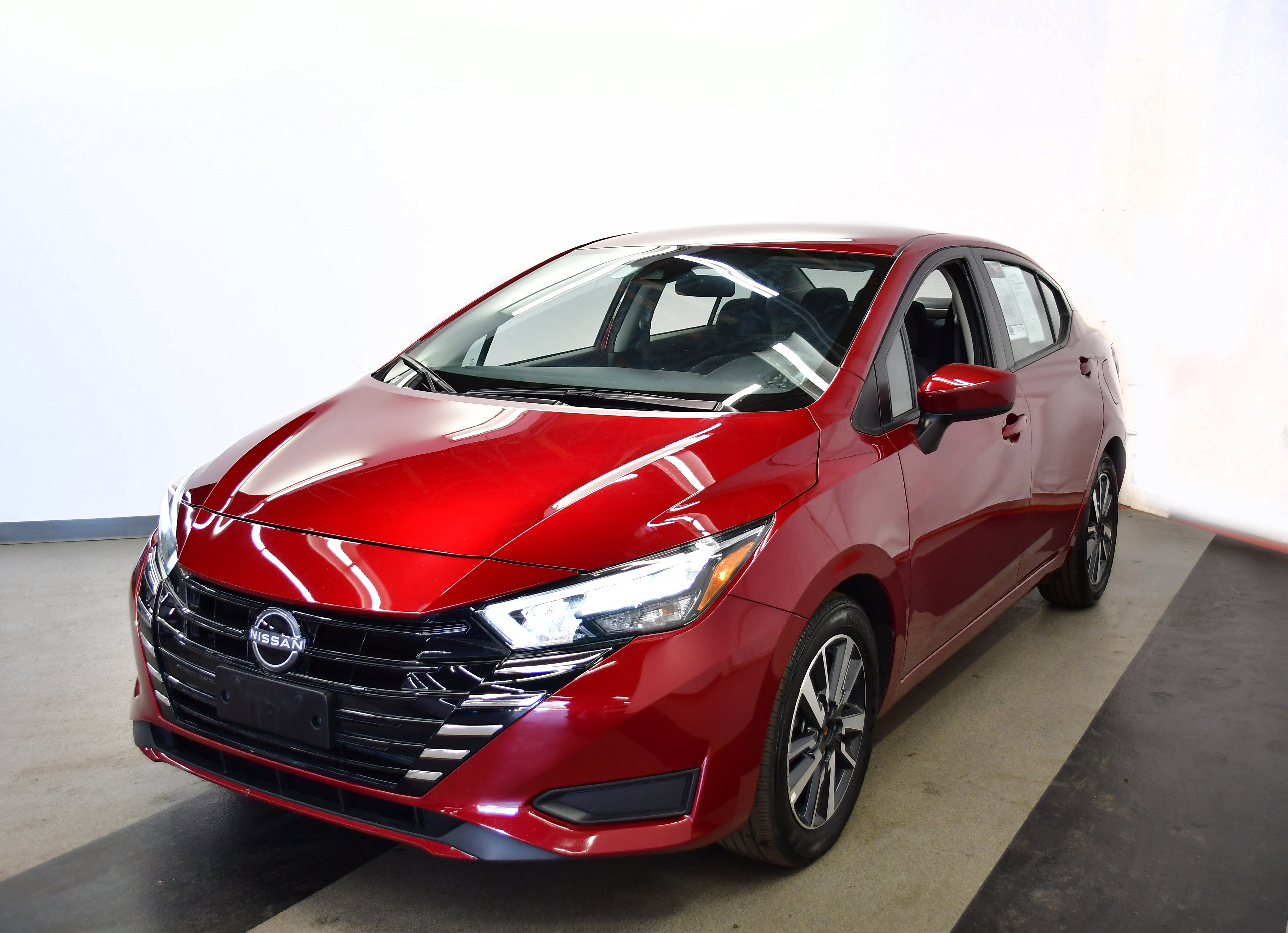 Used 2025 Nissan Versa SV image 4