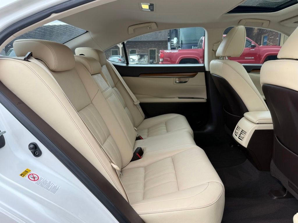 Used 2017 Lexus ES 300h w/ Luxury Package FWD image 19