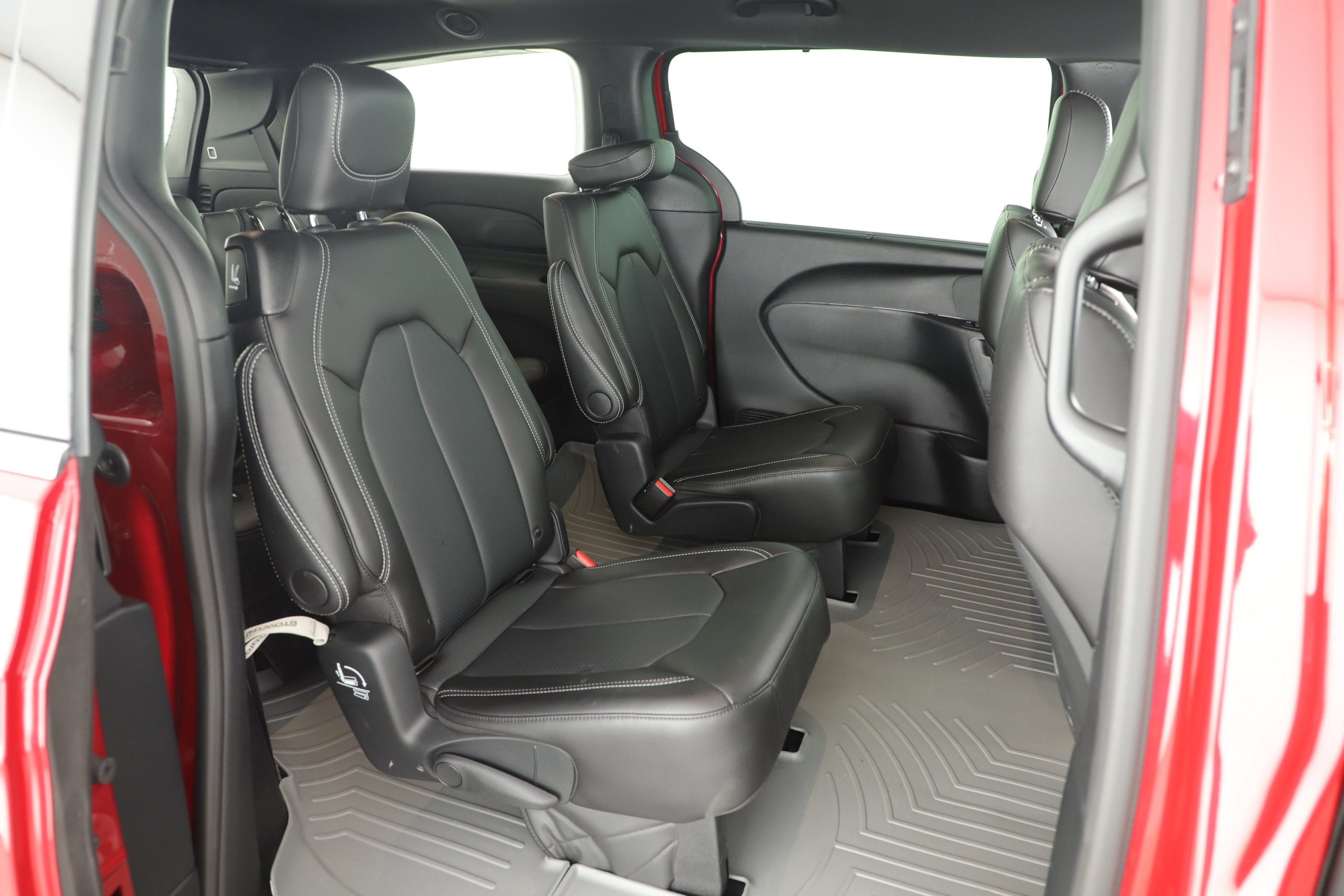 Used 2025 Chrysler Pacifica Select FWD image 13