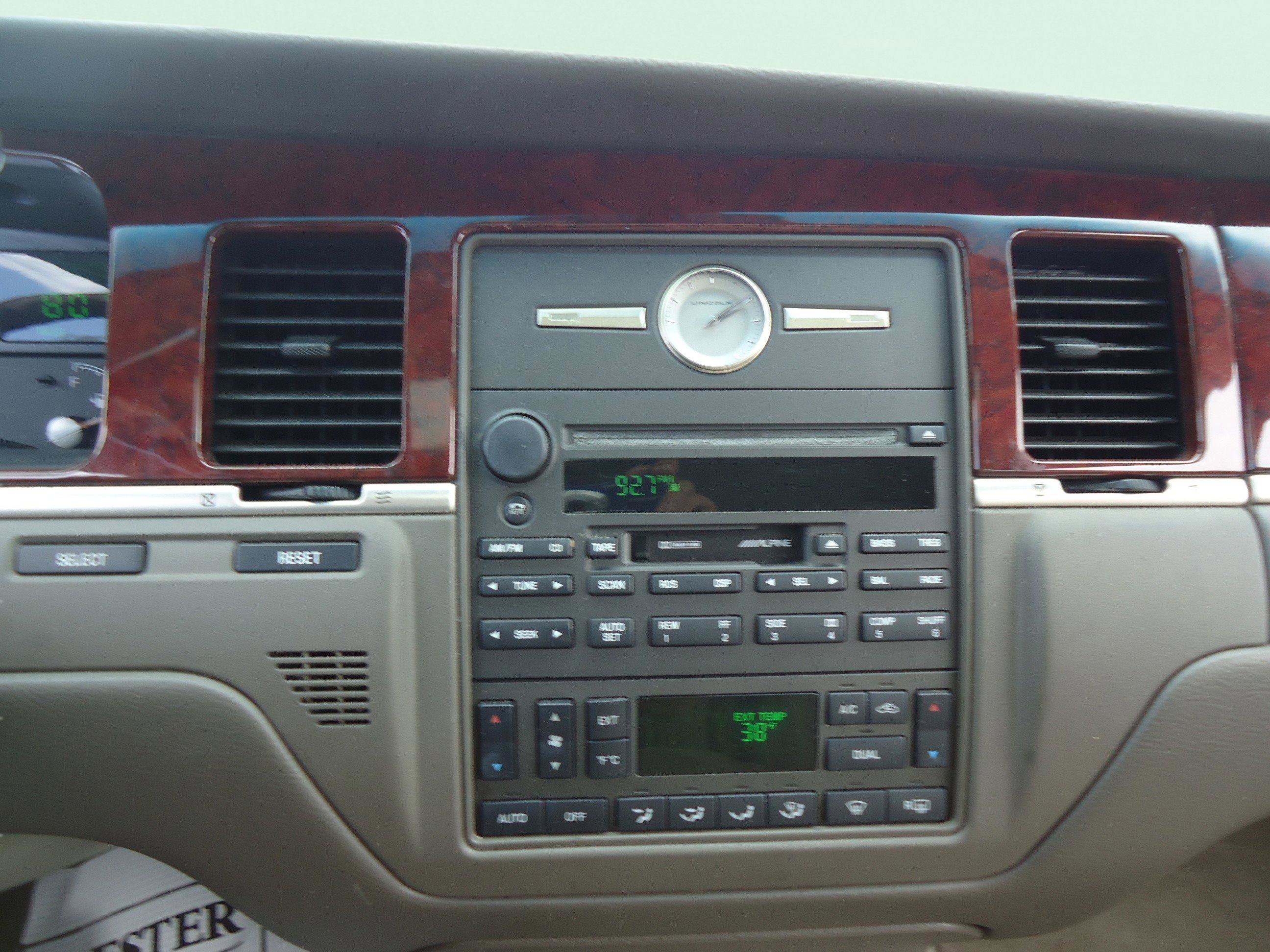 Used 2003 Lincoln Town Car Cartier image 16