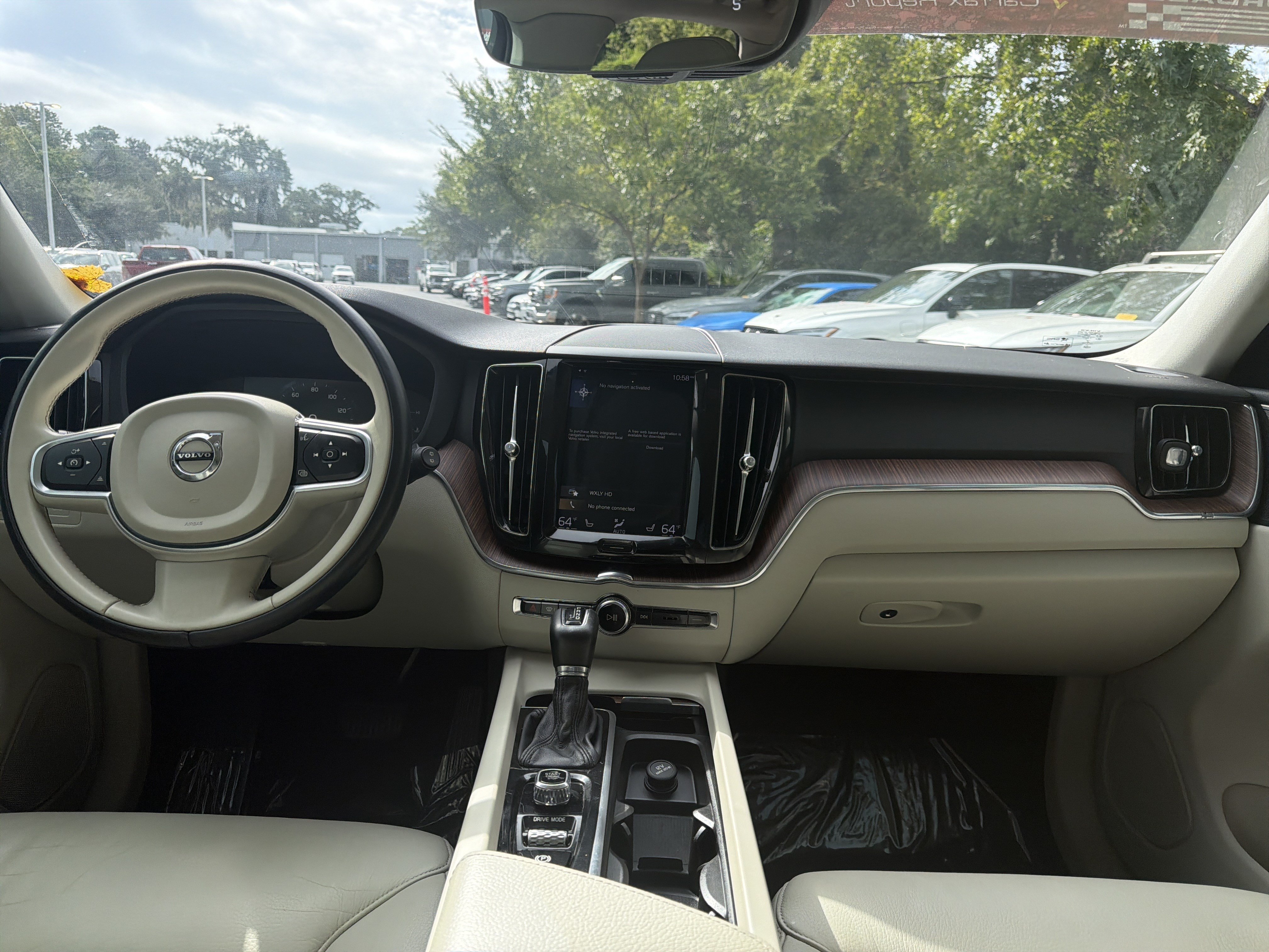 Used 2019 Volvo XC60 T5 Momentum w/ Premium Package FWD image 30
