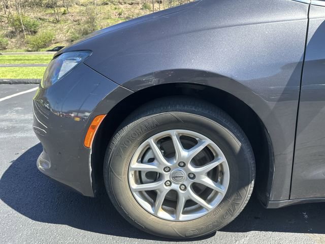 Used 2023 Chrysler Voyager LX image 20