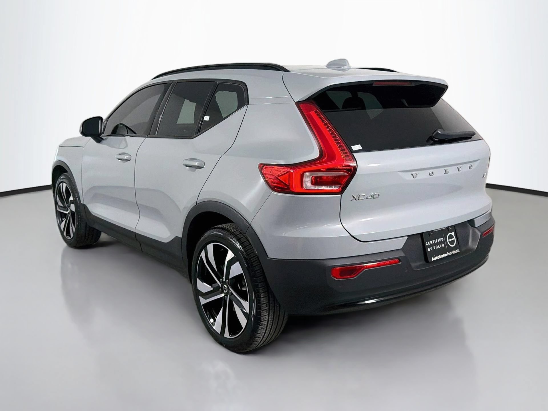 Certified 2024 Volvo XC40 B5 Plus AWD/4WD image 8