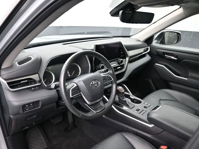 Certified 2024 Toyota Highlander XLE image 30