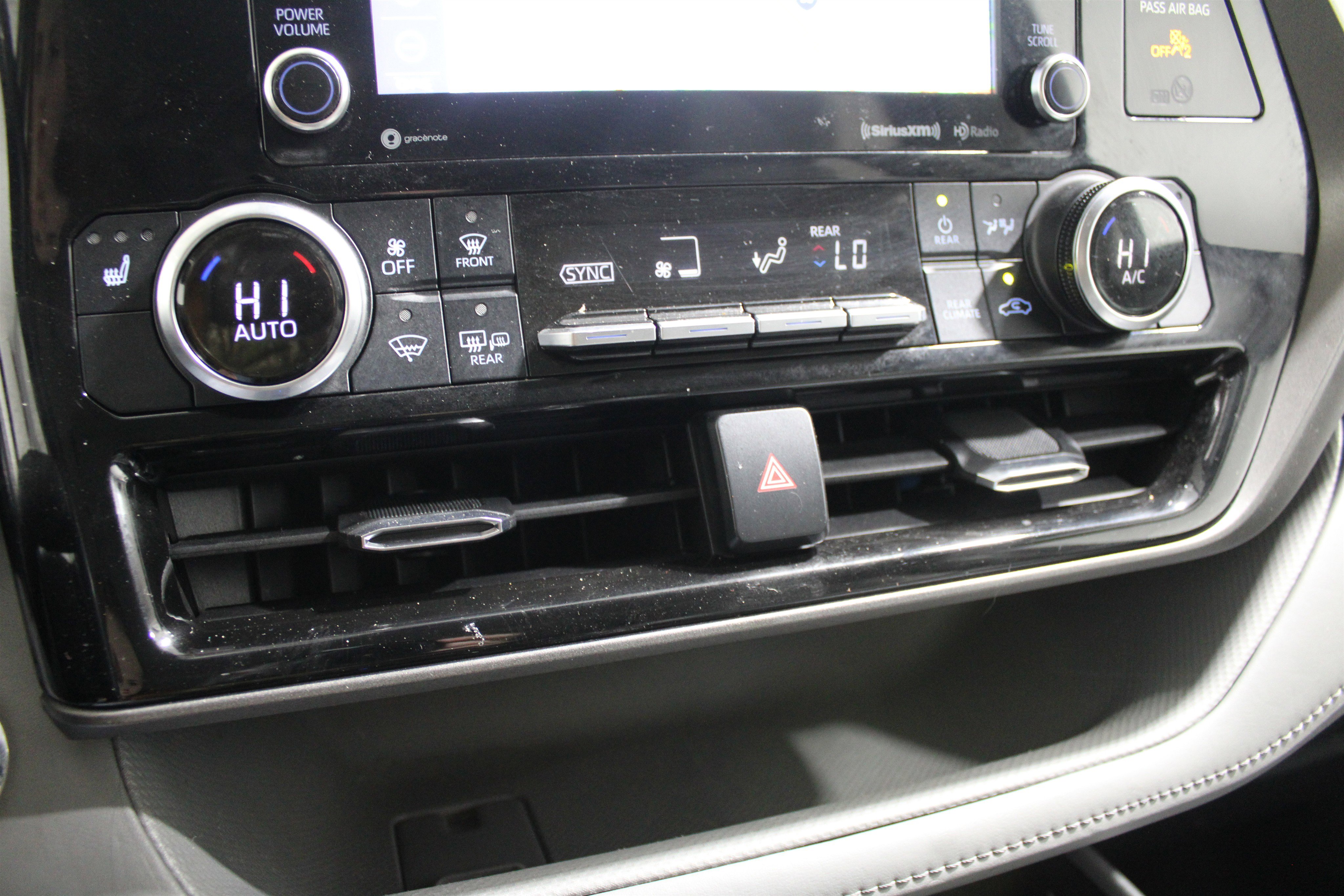 Used 2022 Toyota Highlander XLE image 16