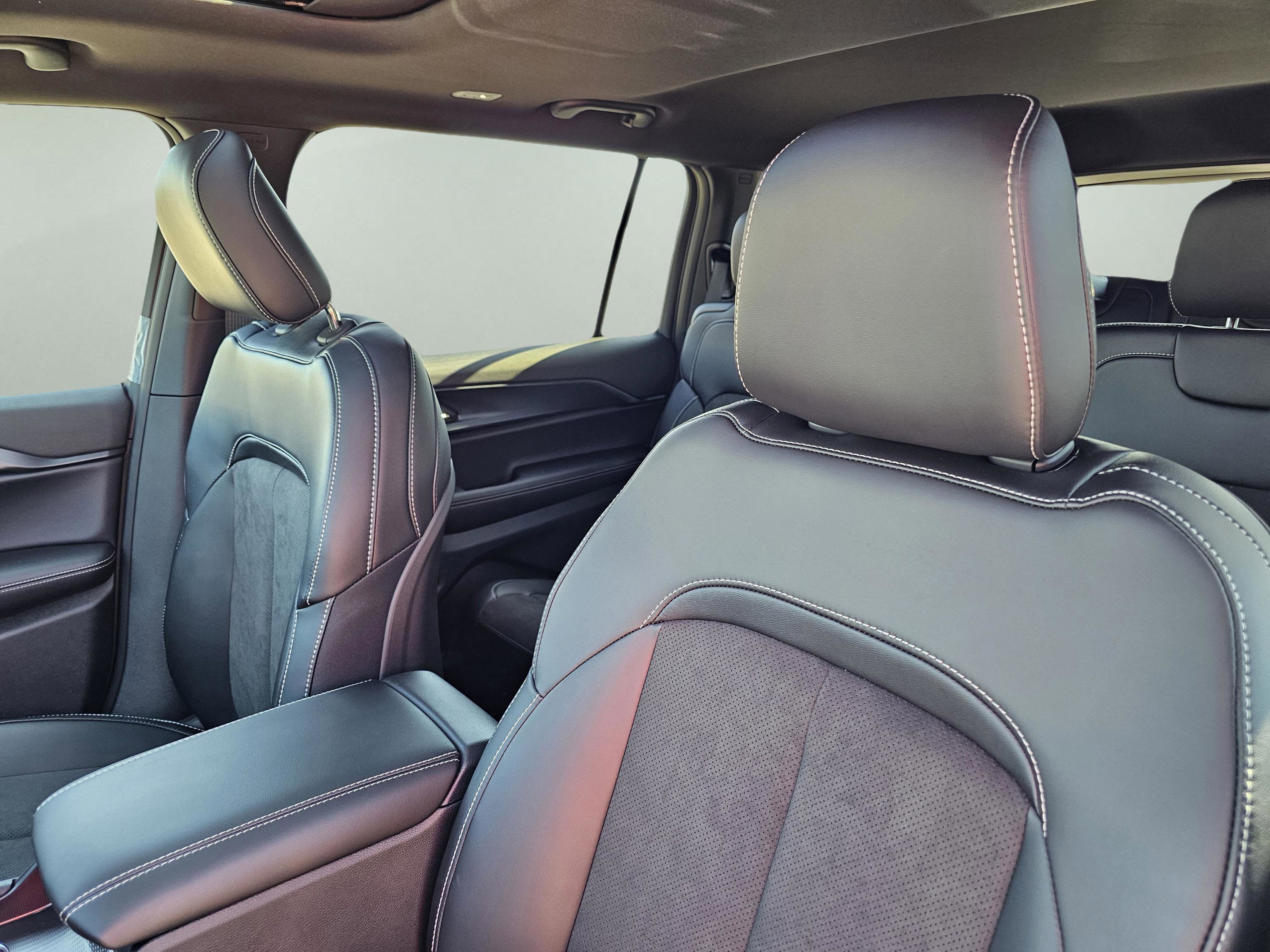 New 2025 Jeep Grand Cherokee L Altitude image 10