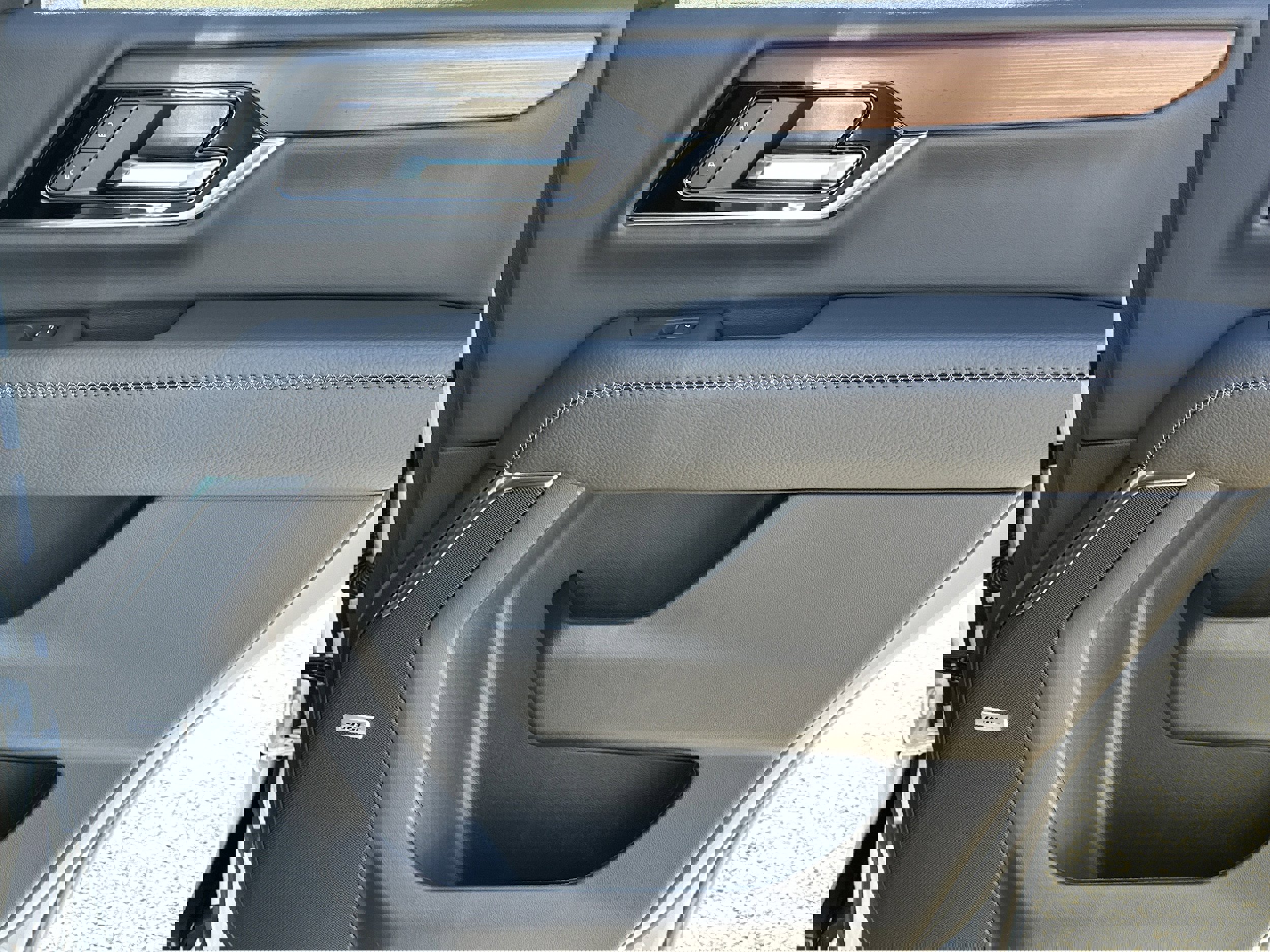 New 2026 GMC Yukon Denali w/ Sun & Power Step Package image 16