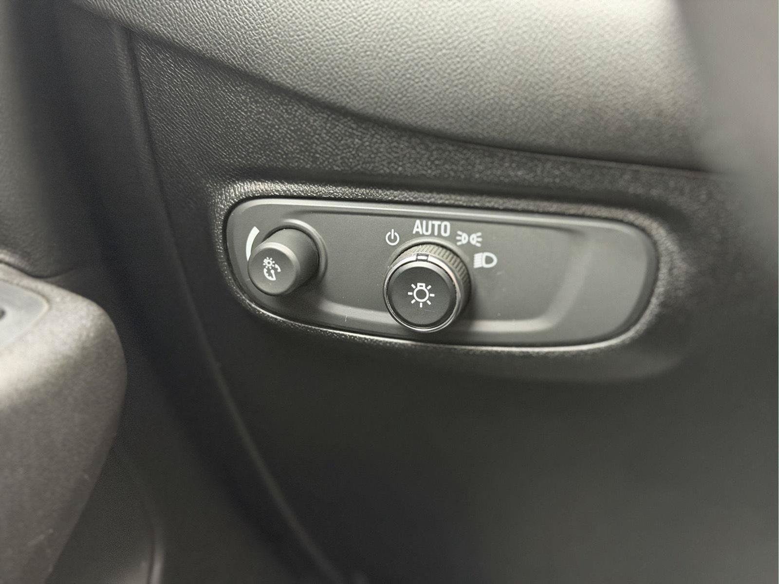 Used 2019 Chevrolet Equinox LT w/ Sun & Navigation Package AWD/4WD image 38