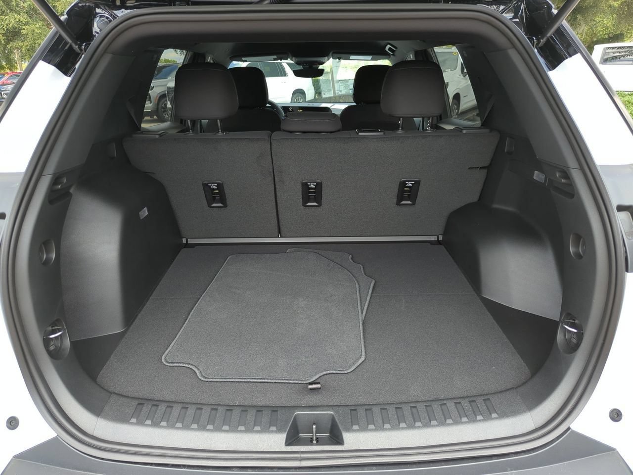 New 2027 Chevrolet Equinox LT w/ Safety and Technology Package FWD image 21