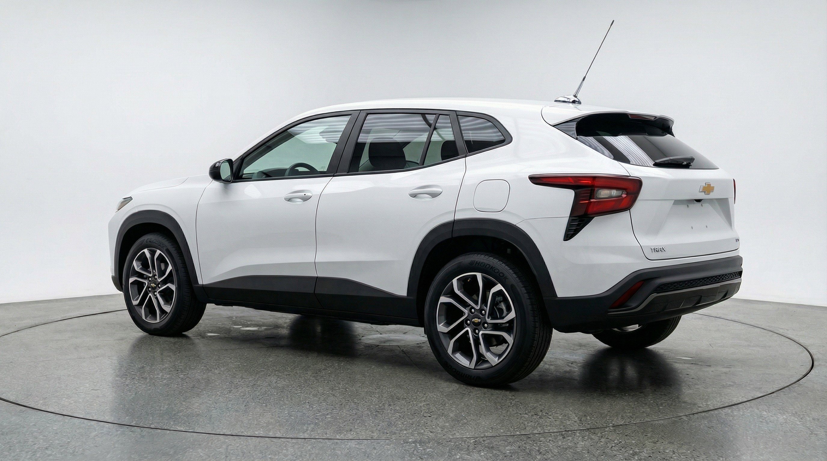 Used 2025 Chevrolet Trax LT FWD image 6