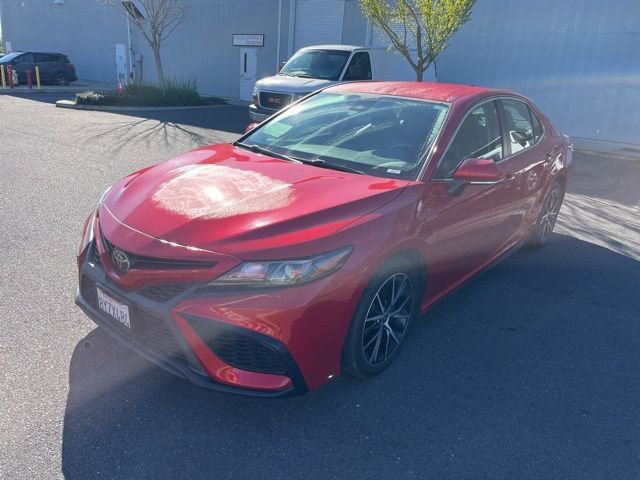 Used 2022 Toyota Camry SE image 3