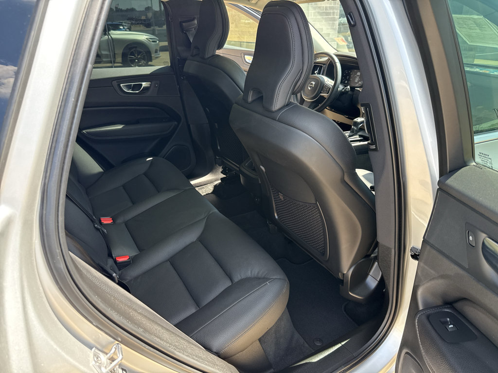 Used 2021 Volvo XC60 T5 Momentum w/ Premium Package FWD image 19
