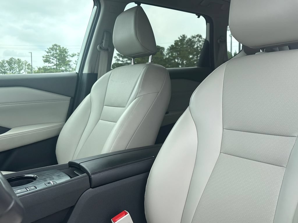 Used 2023 Nissan Rogue SV w/ SV Premium B Package FWD image 4
