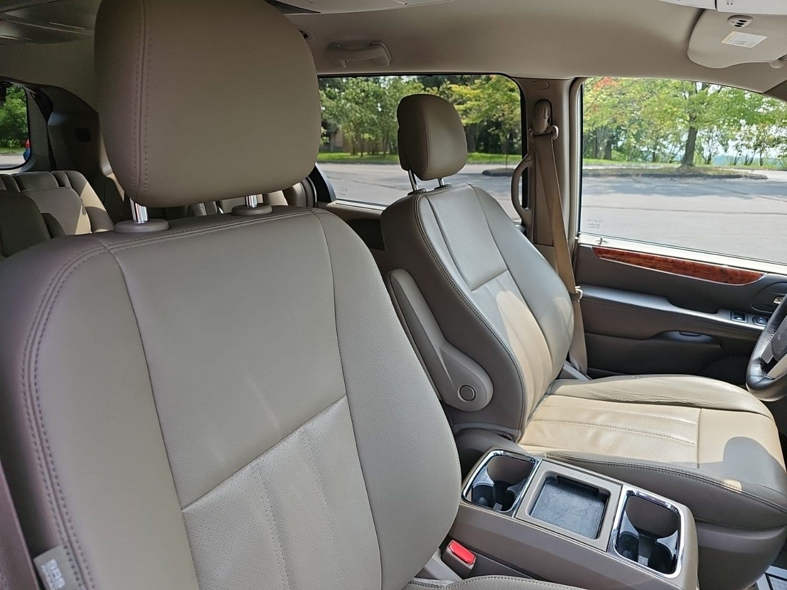 Used 2016 Chrysler Town & Country Touring-L w/ Driver Convenience Group FWD image 13