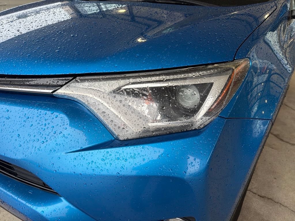 Used 2018 Toyota RAV4 XLE AWD/4WD image 9
