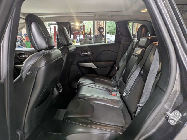 Used 2018 Jeep Cherokee Latitude Plus w/ Comfort/Convenience Group FWD image 14