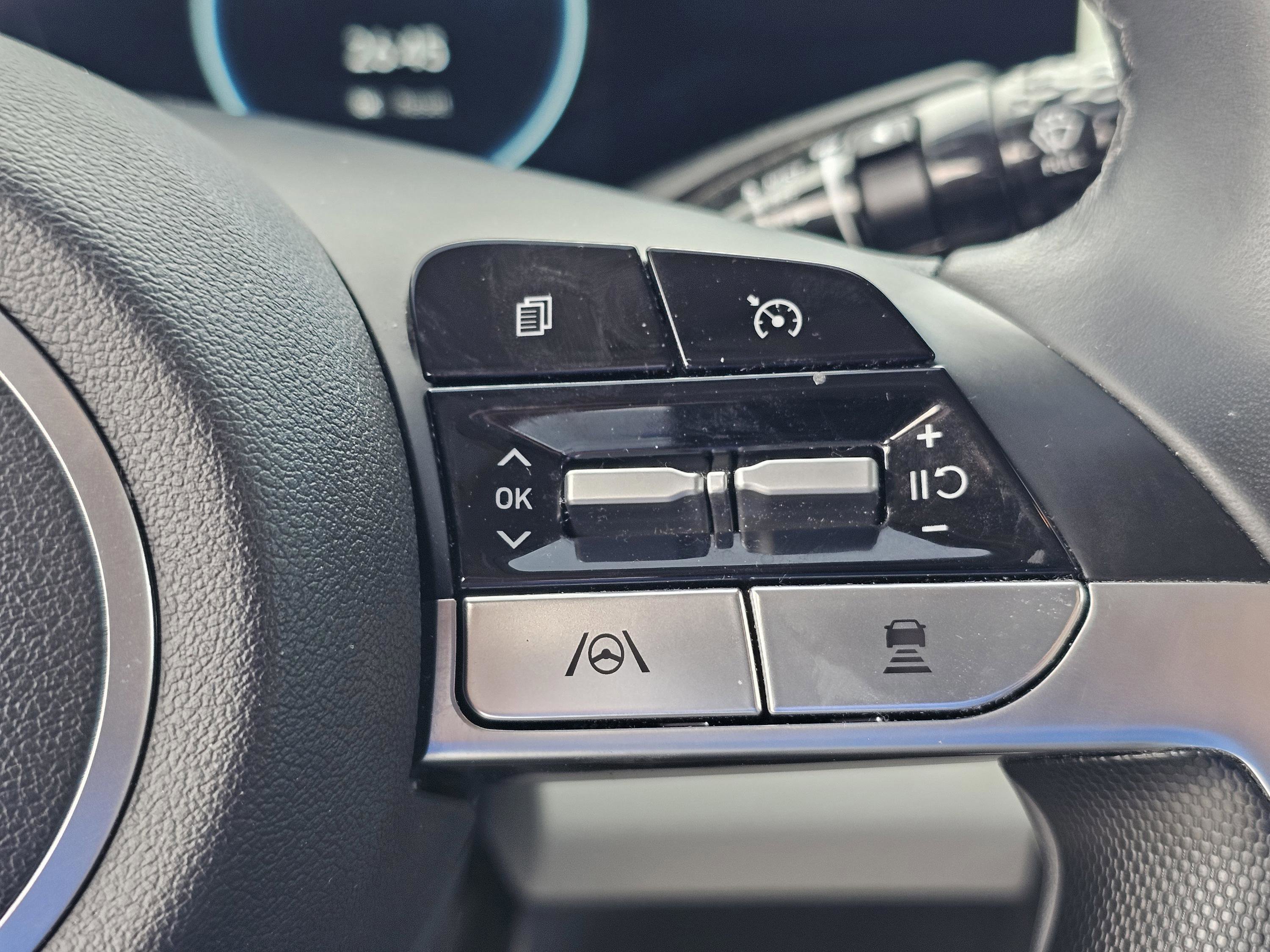 Used 2023 Hyundai Elantra Limited w/ Preferred Accessory Package image 21