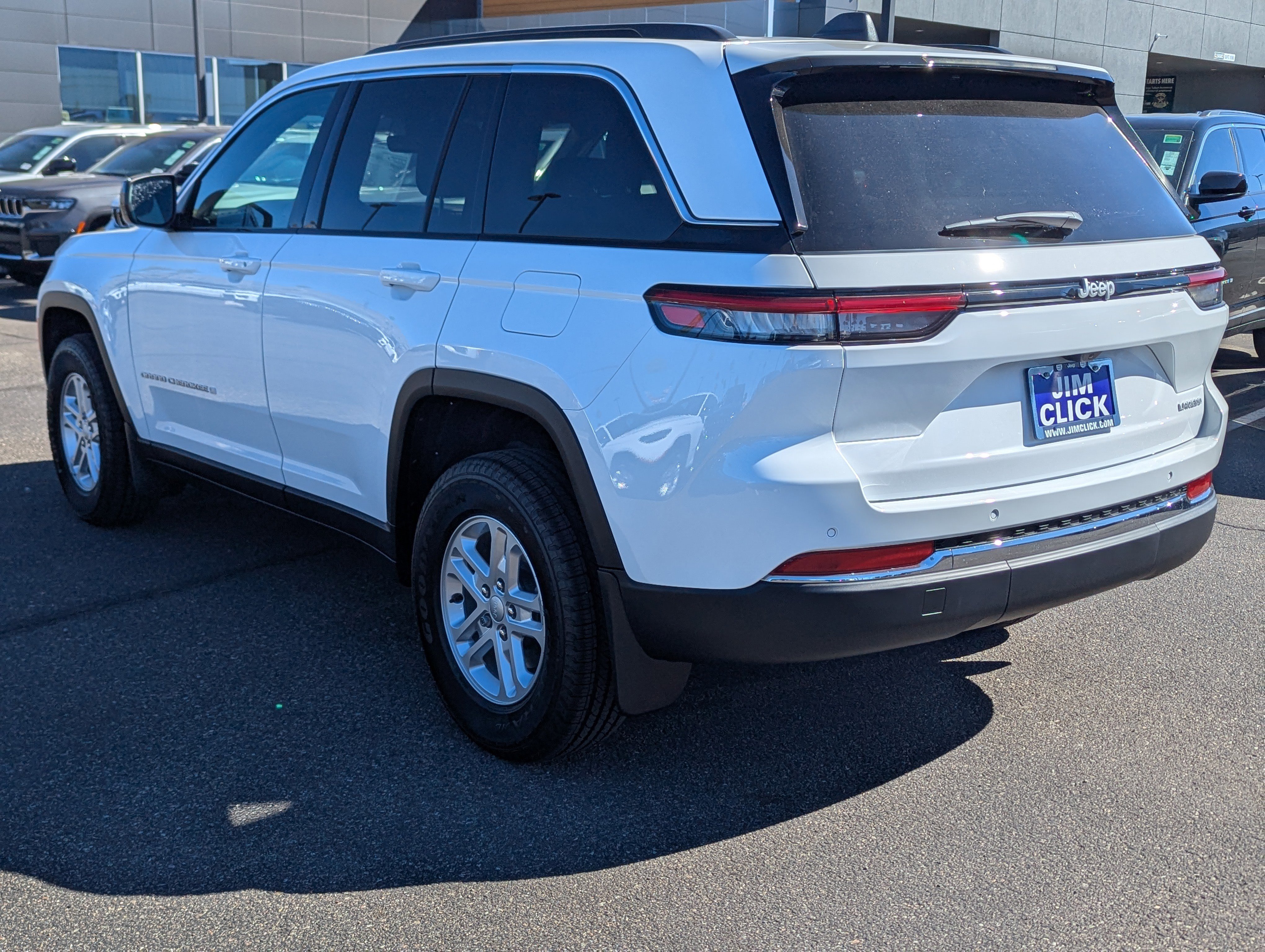 New 2025 Jeep Grand Cherokee Laredo w/ Luxury Tech Group I image 4