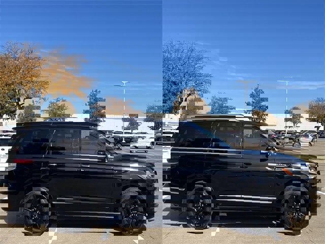 Used 2022 Lincoln Navigator Reserve image 3