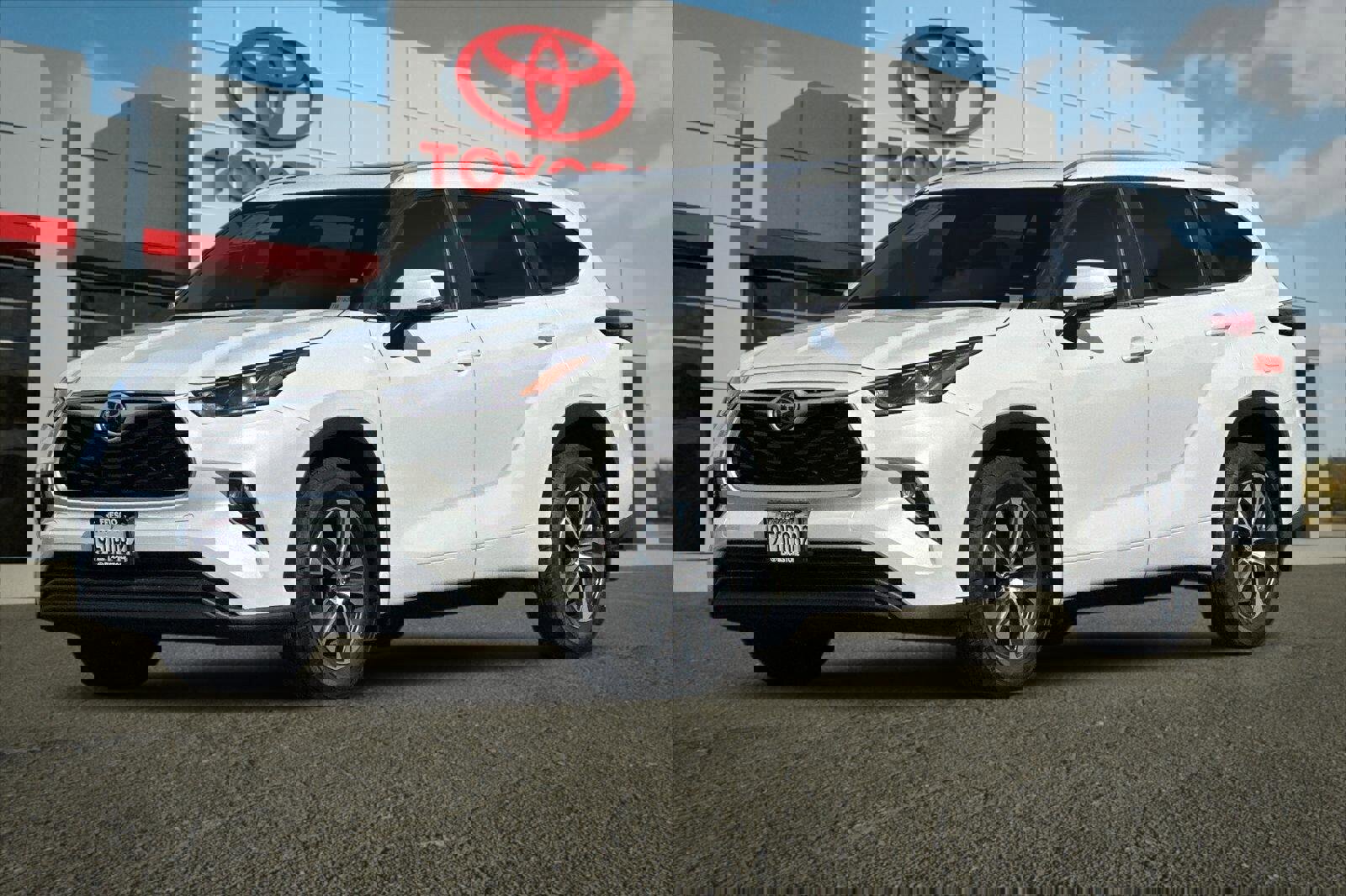 Used 2023 Toyota Highlander XLE image 7