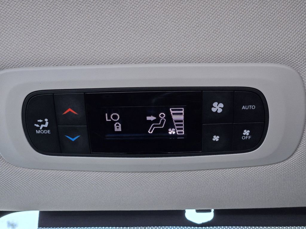 Used 2023 Chrysler Pacifica Touring-L FWD image 22