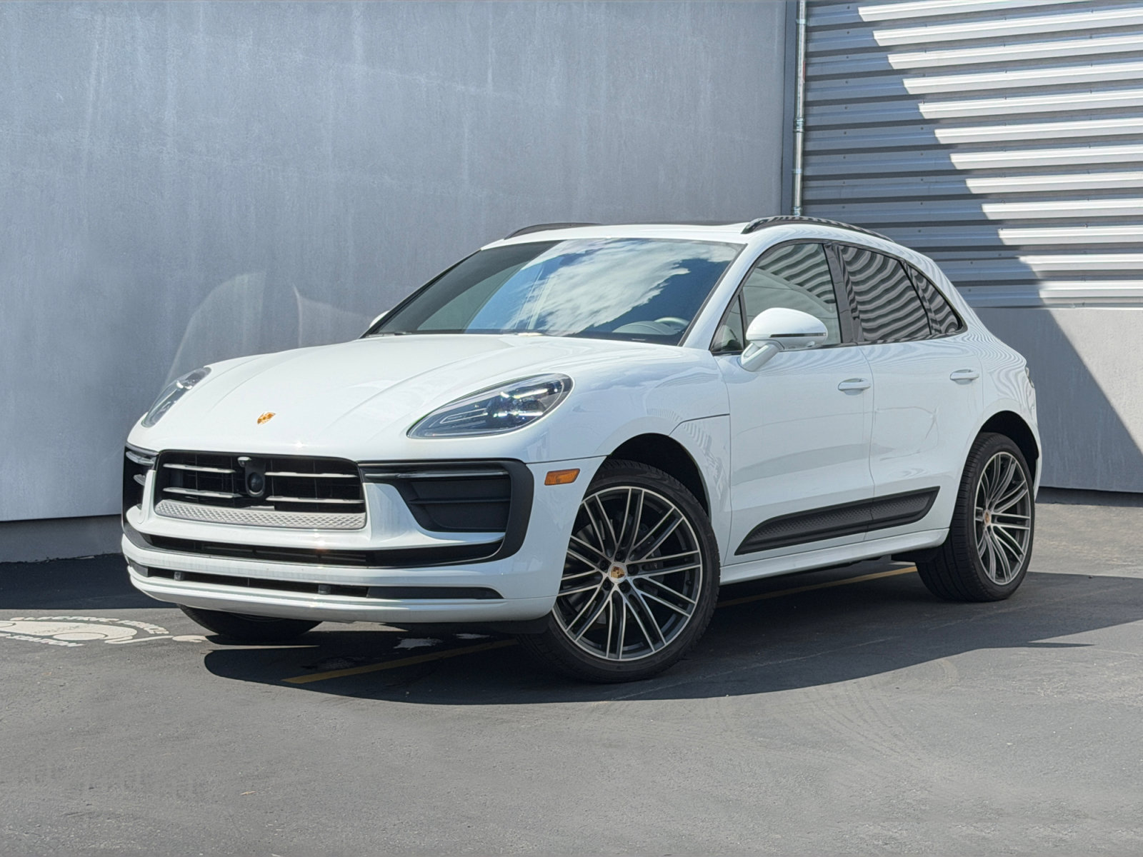 Used 2025 Porsche Macan AWD/4WD image 1