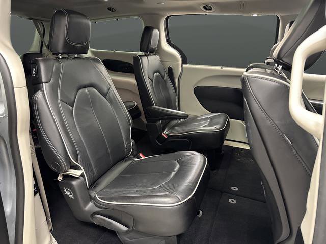 Used 2023 Chrysler Pacifica Limited w/ Uconnect Theater Family Group image 35
