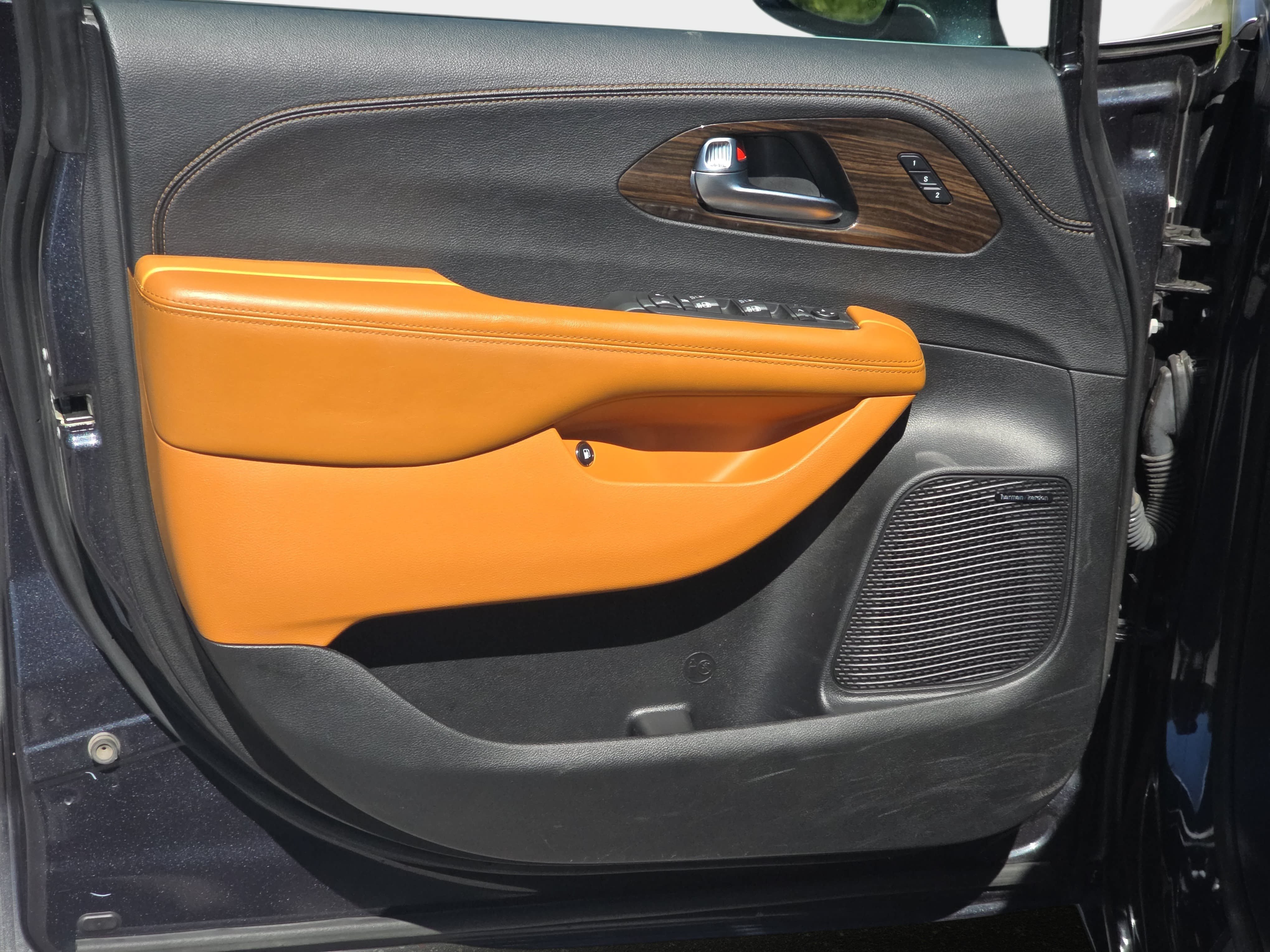 Used 2021 Chrysler Pacifica Pinnacle FWD image 28