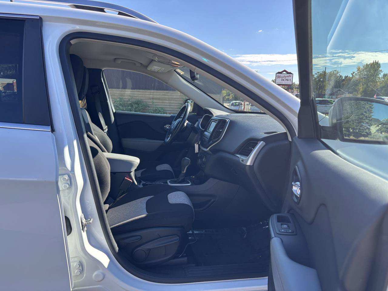 Used 2014 Jeep Cherokee Latitude w/ Cold Weather Group AWD/4WD image 37