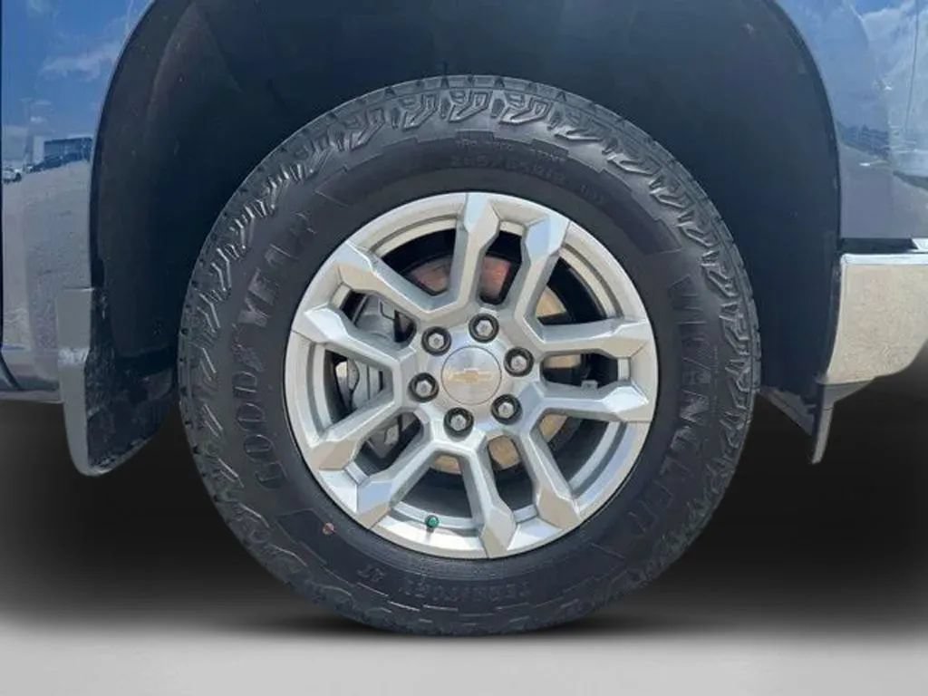 Used 2023 Chevrolet Silverado 1500 LT AWD/4WD image 29