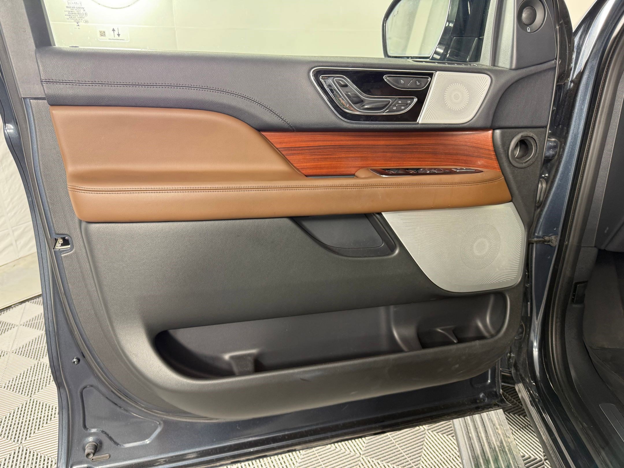 Used 2024 Lincoln Navigator Reserve image 14